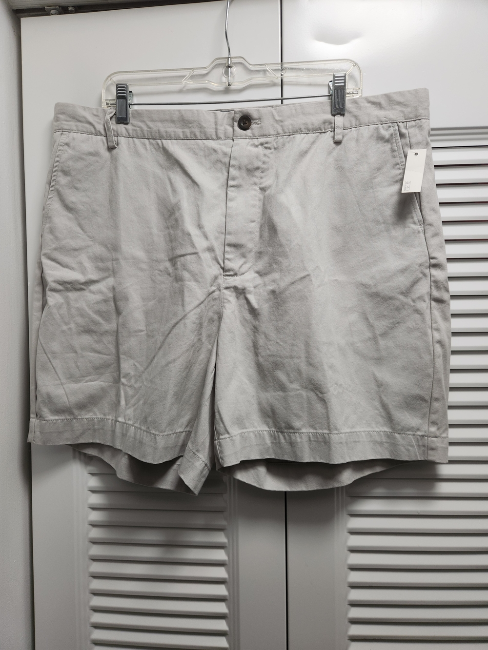 Amazon Essentials Men's Flat Front Chino Shorts Light Khaki Size 42W NWT